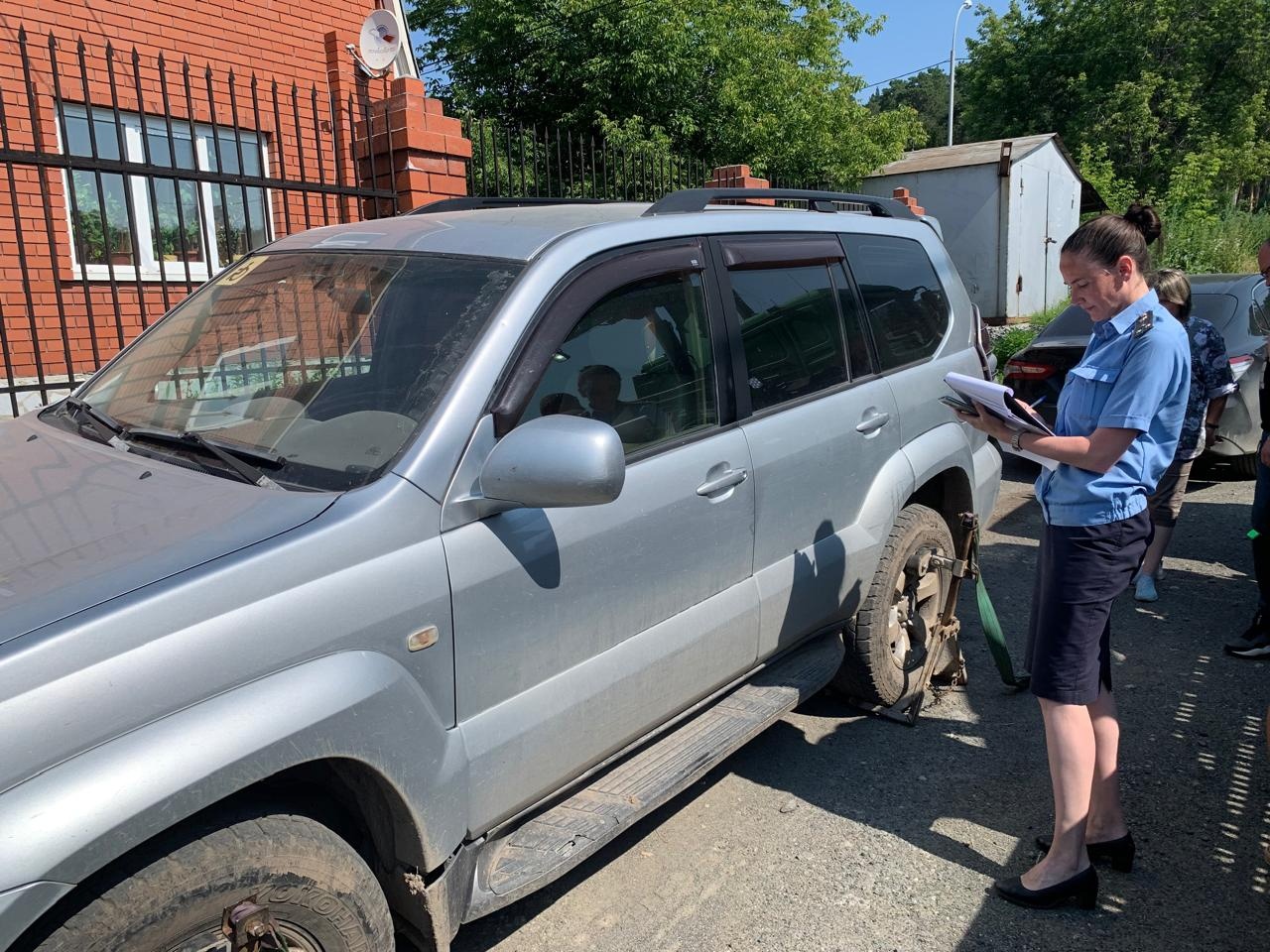 Вредный должник расплатился машиной